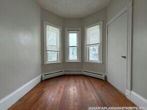 6 Priesing St, Unit 3 in Boston, MA - Foto de edificio - Building Photo
