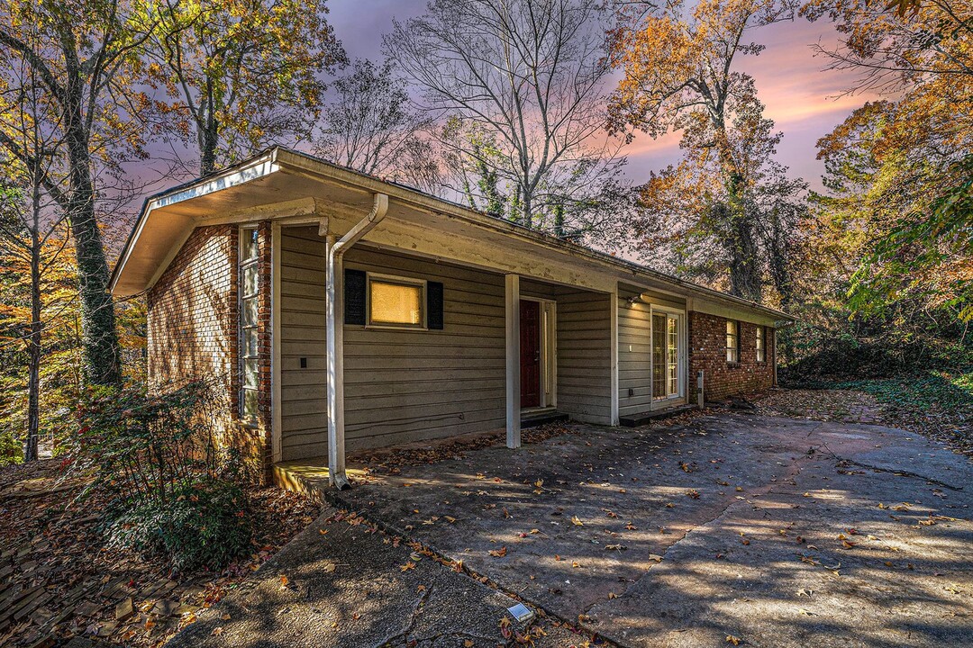 710 Luckie Ln NE in Atlanta, GA - Foto de edificio