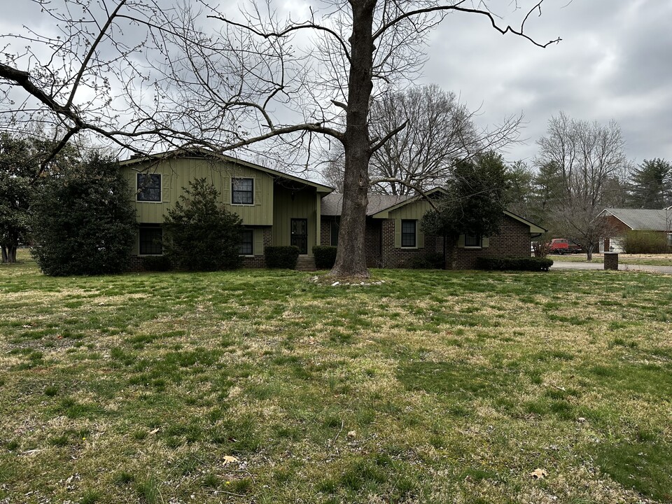 425 Jones Mill Rd in La Vergne, TN - Building Photo