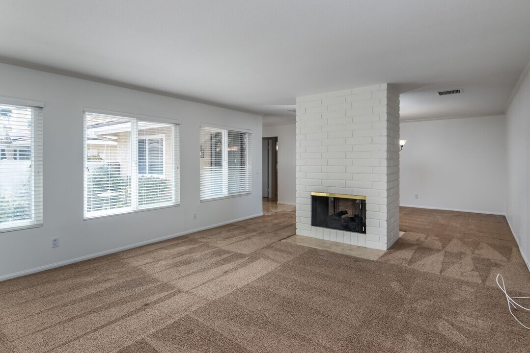 2228 Crespi Ln in Westlake Village, CA - Building Photo