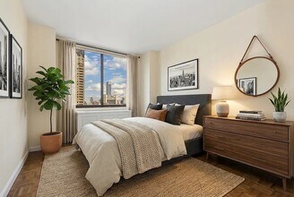 245 E 44th St, Unit 10A in New York, NY - Foto de edificio - Building Photo