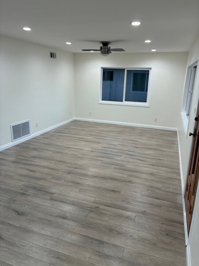 12300 Manor Dr, Unit A in Hawthorne, CA - Foto de edificio - Building Photo