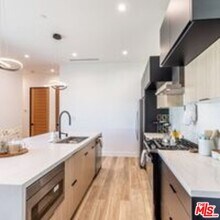 22747 Erwin St in Los Angeles, CA - Building Photo - Building Photo