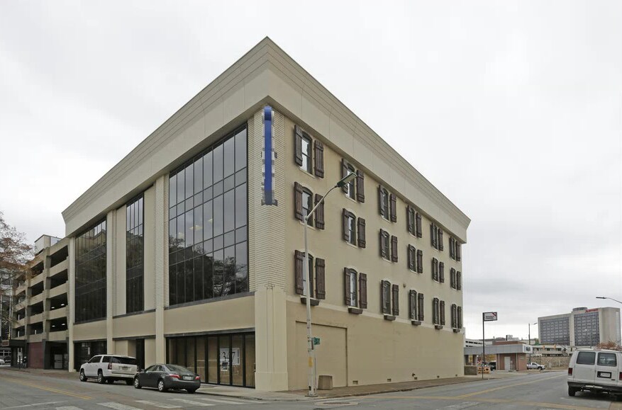 216 W 8th St in Chattanooga, TN - Building Photo