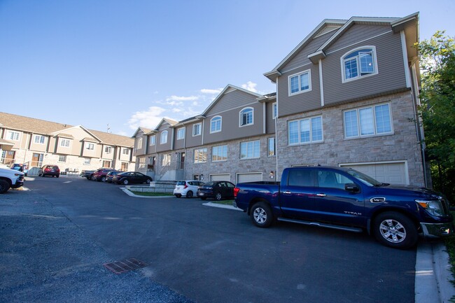 620 Squires St in Fredericton, NB - Building Photo - Building Photo