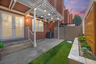 606 Terrace Cir in Huntington Beach, CA - Building Photo - Building Photo