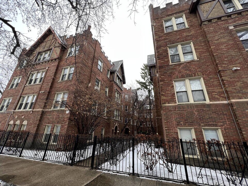 4955 N Whipple St in Chicago, IL - Building Photo