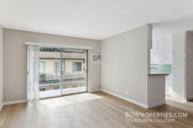 1028 N Edinburgh Ave in West Hollywood, CA - Building Photo - Building Photo