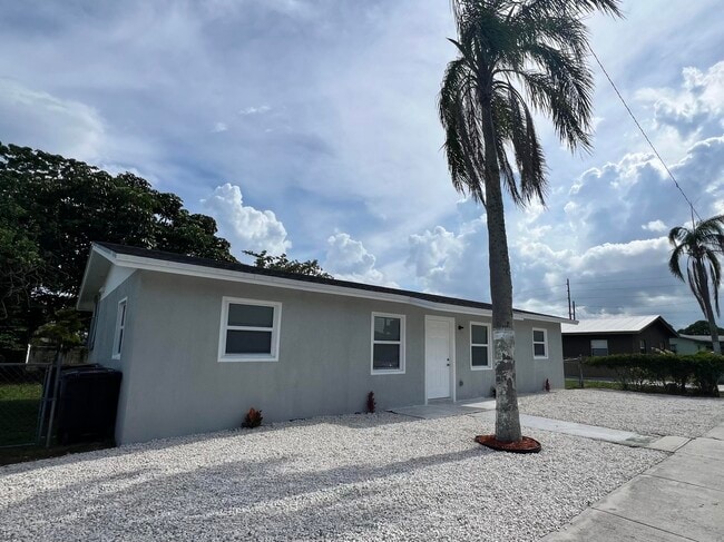 2801 Ave Q in Fort Pierce, FL - Building Photo - Building Photo