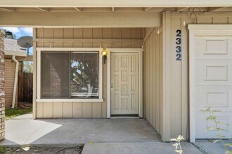 2332 Imran Dr in Sacramento, CA - Foto de edificio - Building Photo