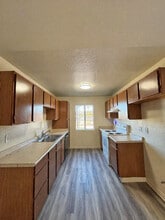 126 W Electric Ave in La Habra, CA - Foto de edificio - Building Photo