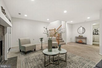 11280 Fairwind Way in Reston, VA - Foto de edificio - Building Photo