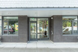 Powellhurst Place in Portland, OR - Building Photo