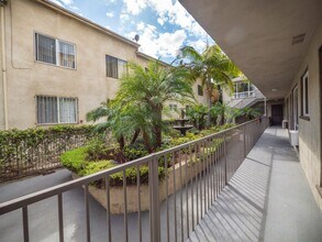 443 S. Alexandria Ave in Los Angeles, CA - Building Photo - Interior Photo