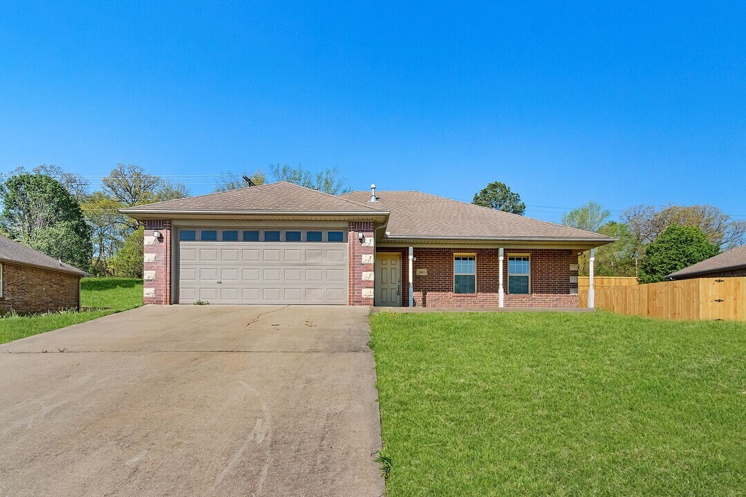 1041 Sara Beth in Elkins, AR - Building Photo