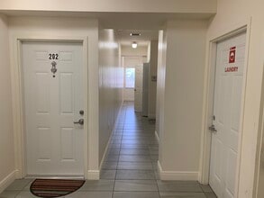 145 SW 15th Ave in Miami, FL - Foto de edificio - Interior Photo