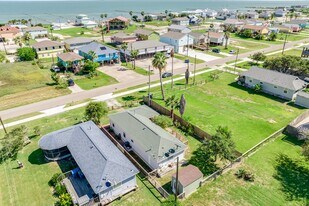 1307 S Live Oak St in Rockport, TX - Building Photo