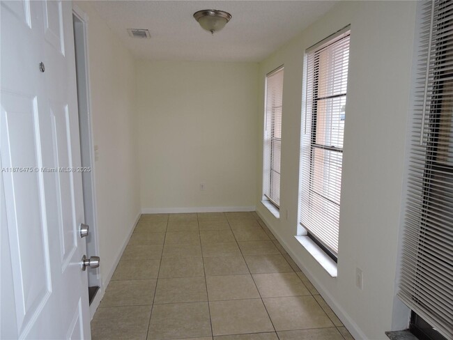 681 NE 3rd Pl in Hialeah, FL - Building Photo - Building Photo