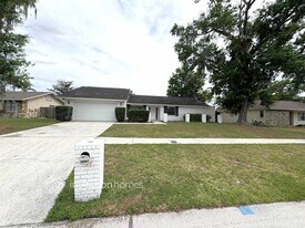 1207 Sandalwood Dr in Plant City, FL - Building Photo