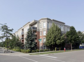 Oak Place in Oakville, ON - Building Photo