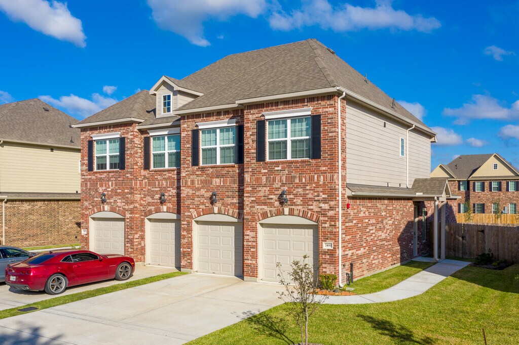 Mirror Lake Townhomes Pearland, TX Apartments For Rent
