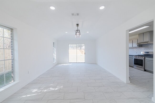 property at 2122 Maple Cir