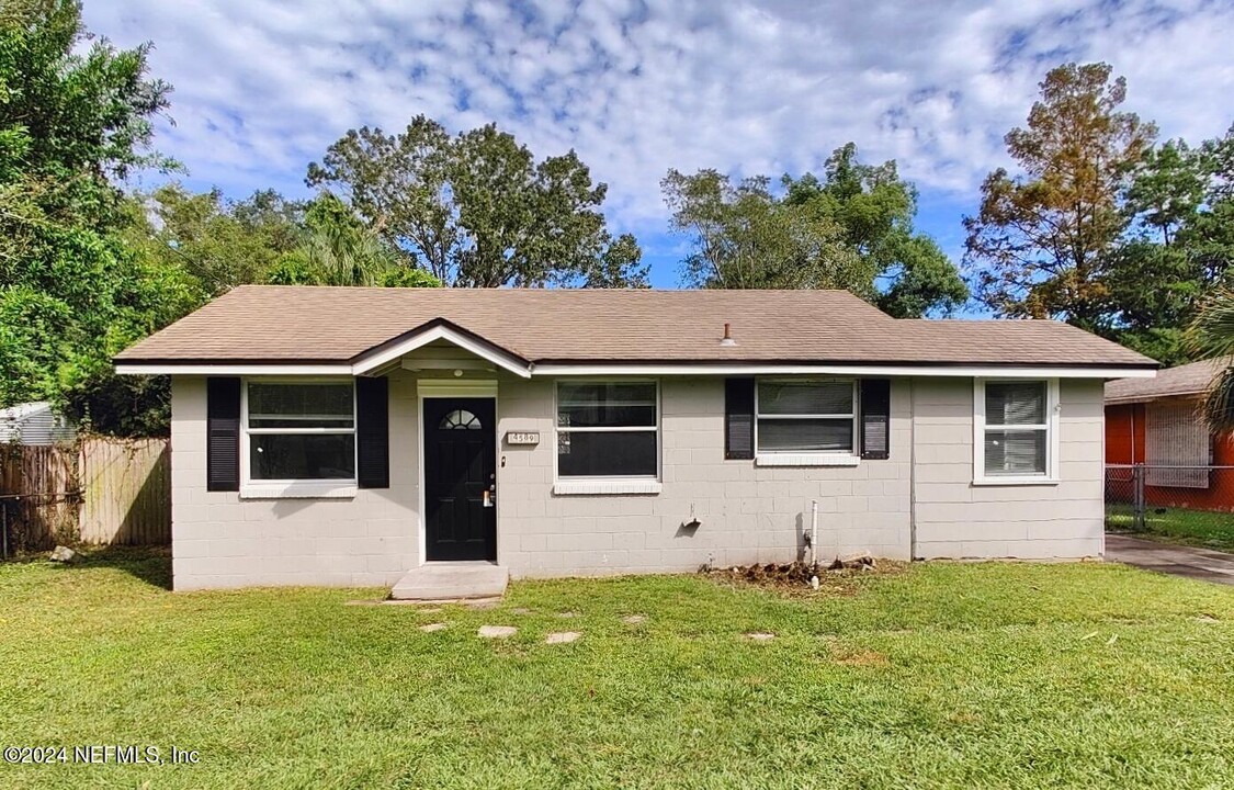 4589 Colonial Ave in Jacksonville, FL - Building Photo