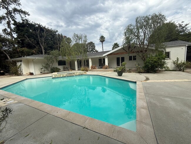 16248 Darcia Pl in Encino, CA - Foto de edificio - Building Photo