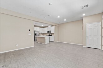 49 Alamere Falls Dr in Las Vegas, NV - Building Photo - Building Photo