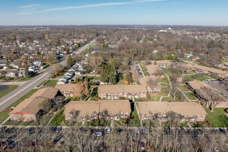 Autumn Crest in West Chicago, IL - Building Photo - Building Photo