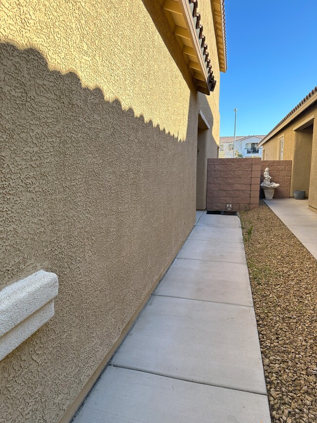 4958 Mountain Pepper Dr in Las Vegas, NV - Building Photo - Building Photo