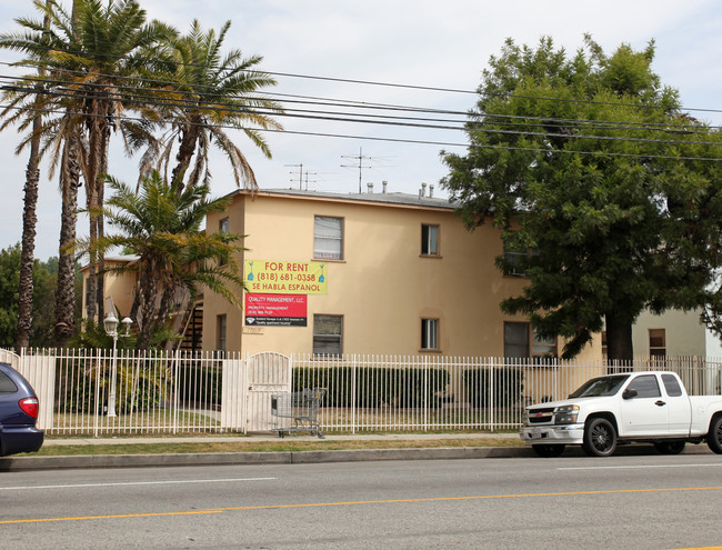 17019 Vanowen St in Van Nuys, CA - Building Photo - Building Photo