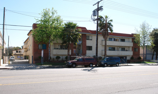 Castle Court in Van Nuys, CA - Building Photo - Building Photo