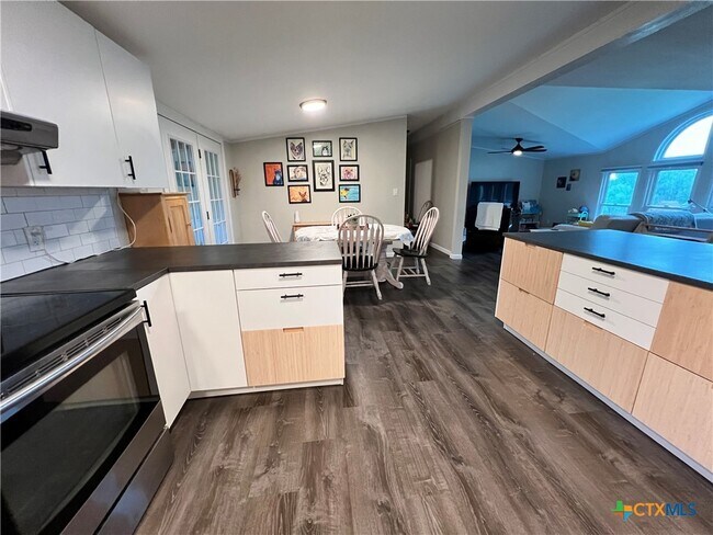 735 Oak Meadows in San Marcos, TX - Foto de edificio - Building Photo