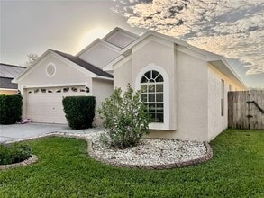 1442 Lake Shore Ranch Dr in Seffner, FL - Foto de edificio - Building Photo