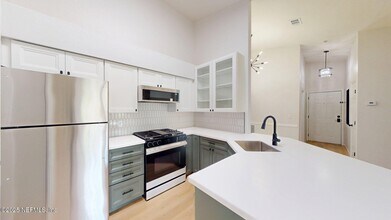 13810 Sutton Park Dr N in Jacksonville, FL - Foto de edificio - Building Photo