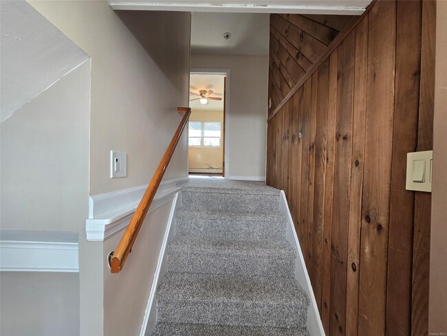 24 Suffolk Rd-Unit -Upper in Island Park, NY - Foto de edificio - Building Photo