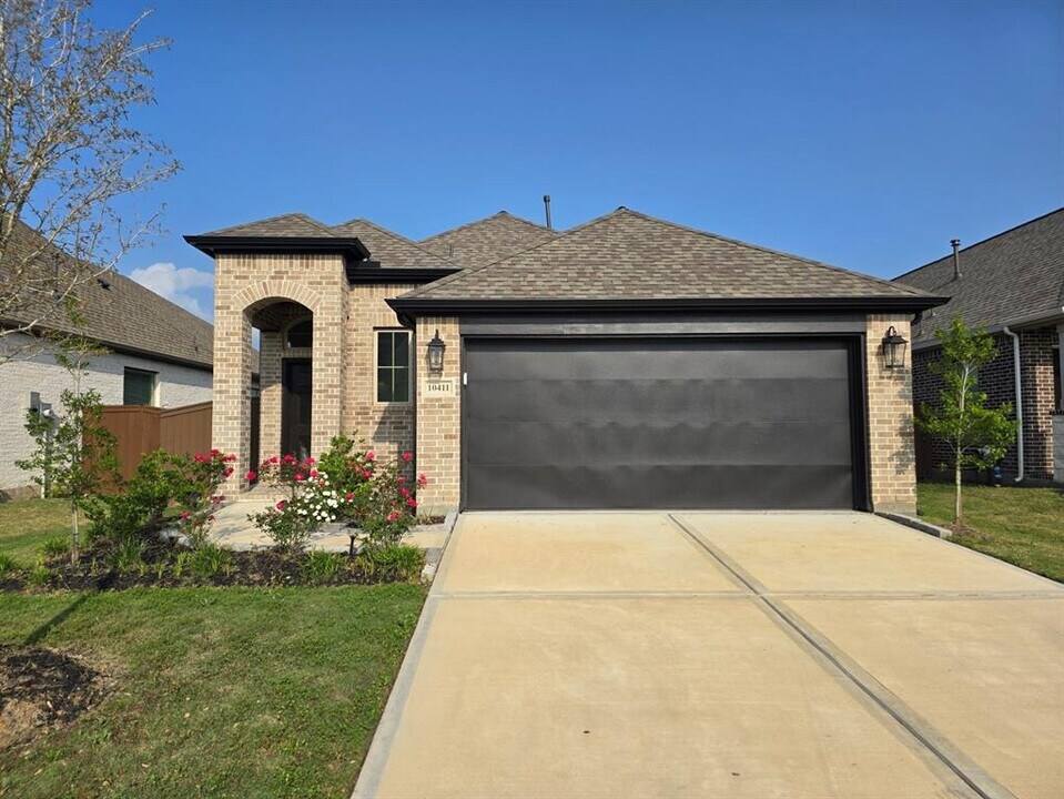 10411 Hay Mdw Dr in Arcola, TX - Building Photo