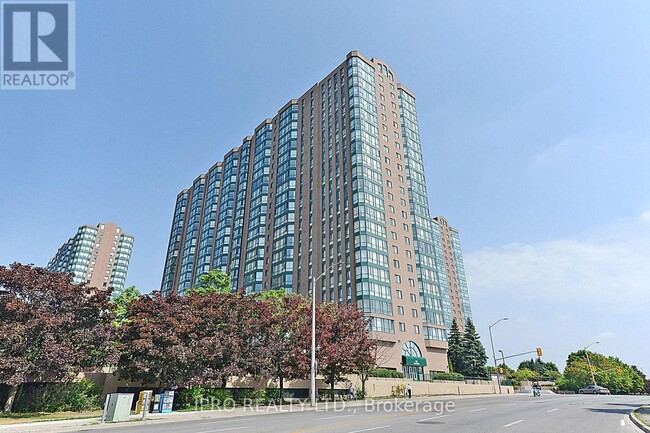 135-135 Hillcrest Ave in Mississauga, ON - Building Photo - Building Photo