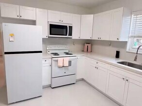 1720 NE 146th St in Miami, FL - Building Photo - Building Photo