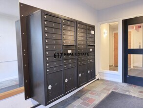 2018 Commonwealth Ave, Unit 31 in Boston, MA - Foto de edificio - Building Photo
