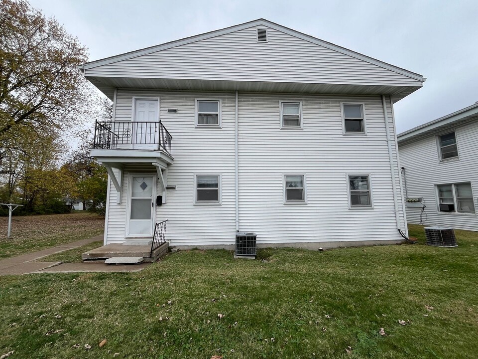 702 IL-109 in Jerseyville, IL - Building Photo