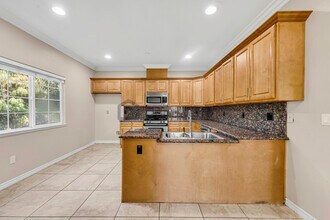 1200 E Highland Ave, Unit Apt 102 in Redlands, CA - Foto de edificio - Building Photo