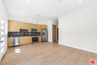 5129 Don Pio Dr in Los Angeles, CA - Building Photo - Building Photo