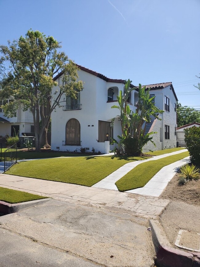 property at 1222-1222 N Van Ness Ave