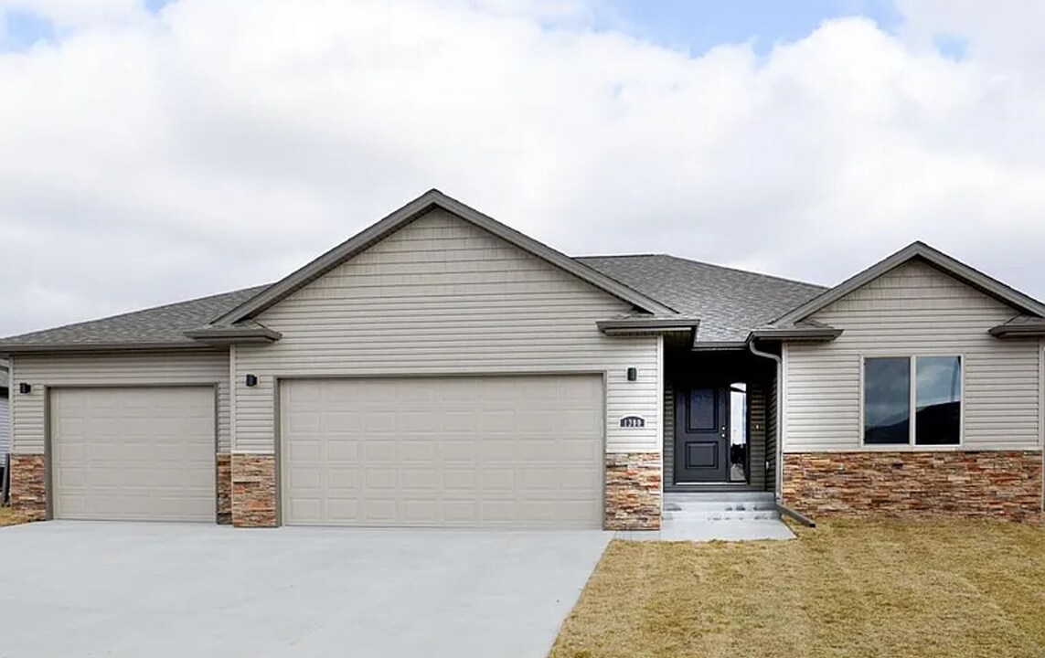 1135 North 100th Street in Lincoln, NE - Building Photo