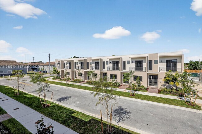 13862 SW 262nd St in Naranja, FL - Foto de edificio - Building Photo