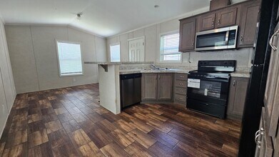 2320 E MacArthur Rd in Wichita, KS - Building Photo - Building Photo