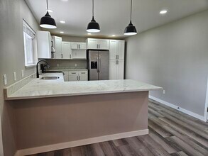 2214 Claremont Ct in Moses Lake, WA - Foto de edificio - Building Photo