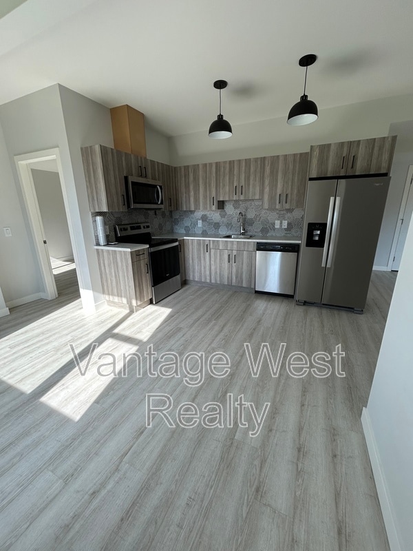 973 Lochness St in Kelowna, BC - Building Photo - Building Photo